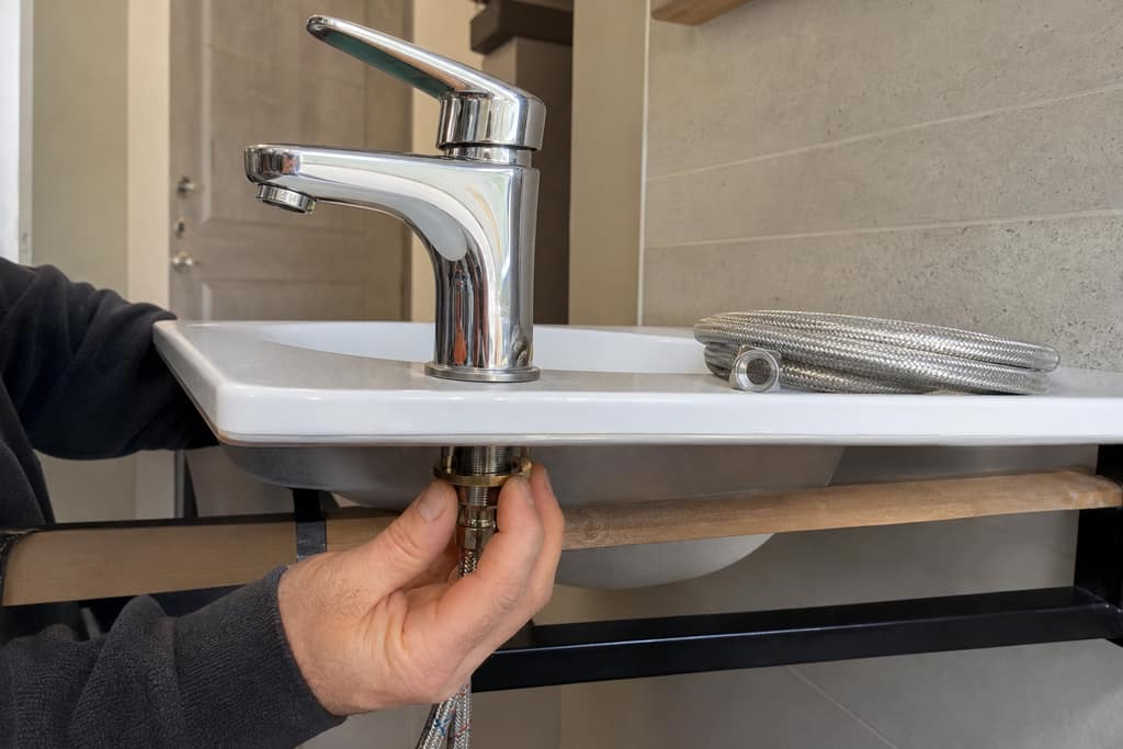 main serre écrou fixation mitigeur sous lavabo